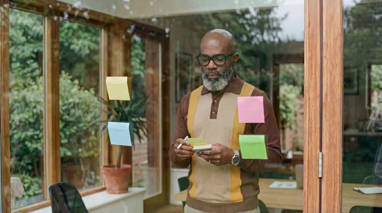 2026 QBP Businessowners Man Usingpostits